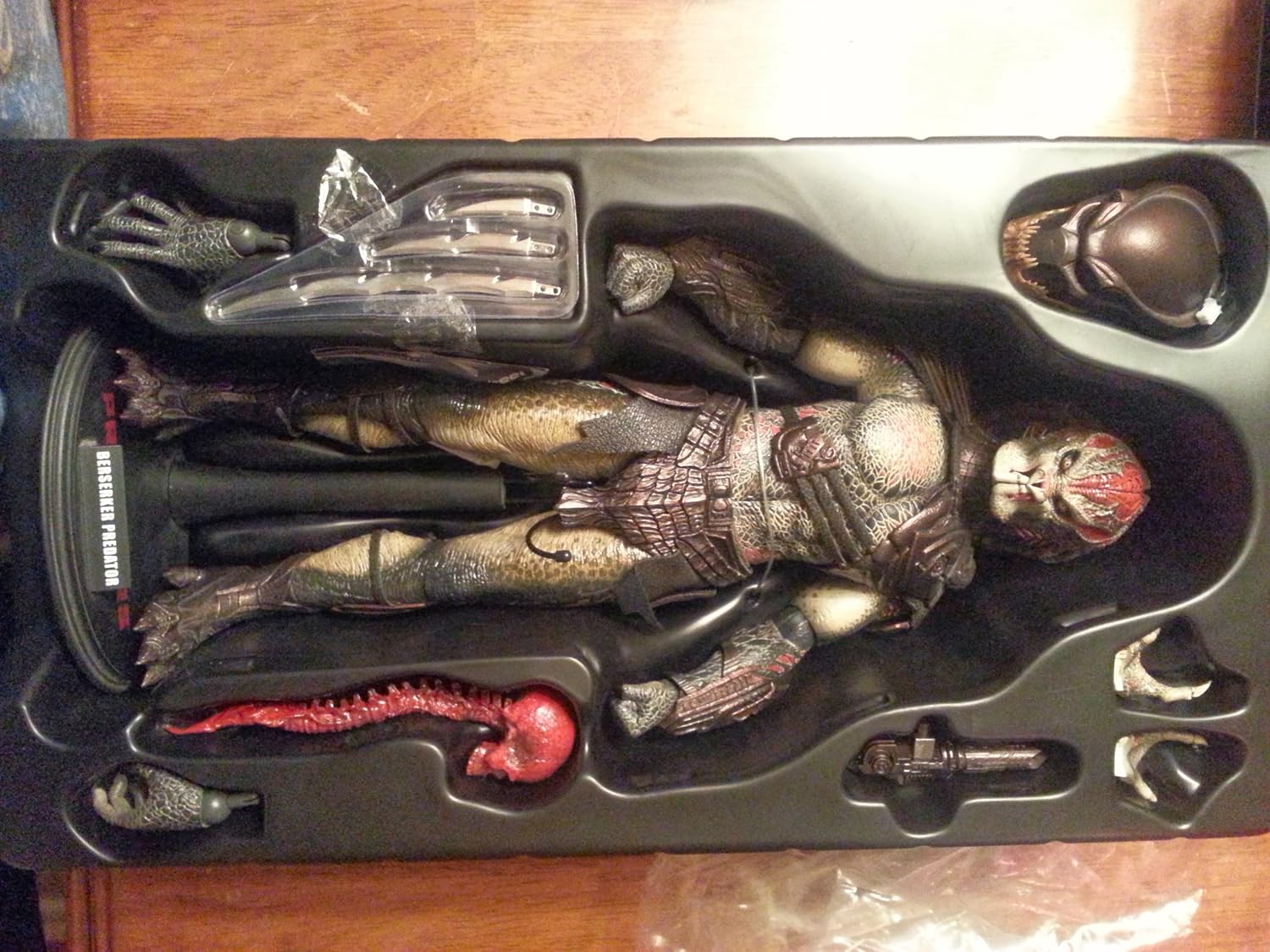 Hot Toys Predators Movie Masterpiece Berserker Predator Collectible Figure