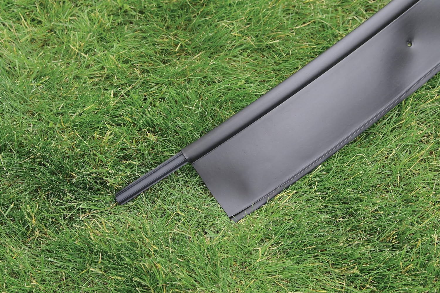 Master Mark Original Plastic Landscape Edging Roll with 5 Anchoring Stakes, Flexible 20-Foot Coil for Gardens, Flower Beds, and Lawn, Garden Border