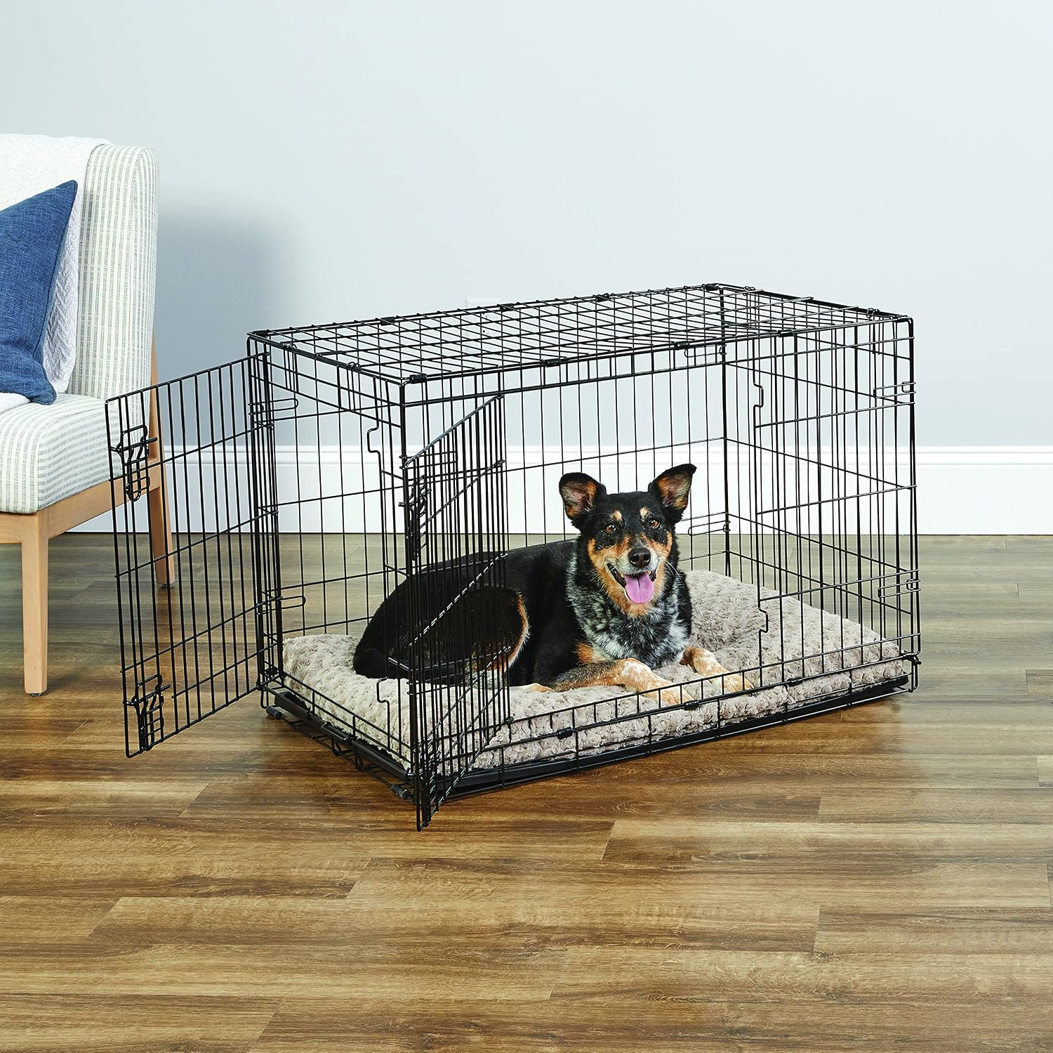 Midwest Homes for Pets 24-Inch New World Crate for Small Breeds, 12-20 lbs, Double Door Folding Dog Crate, Leak-Proof Tray & Secure Latches, Portable, Durable & Easy to Assemble