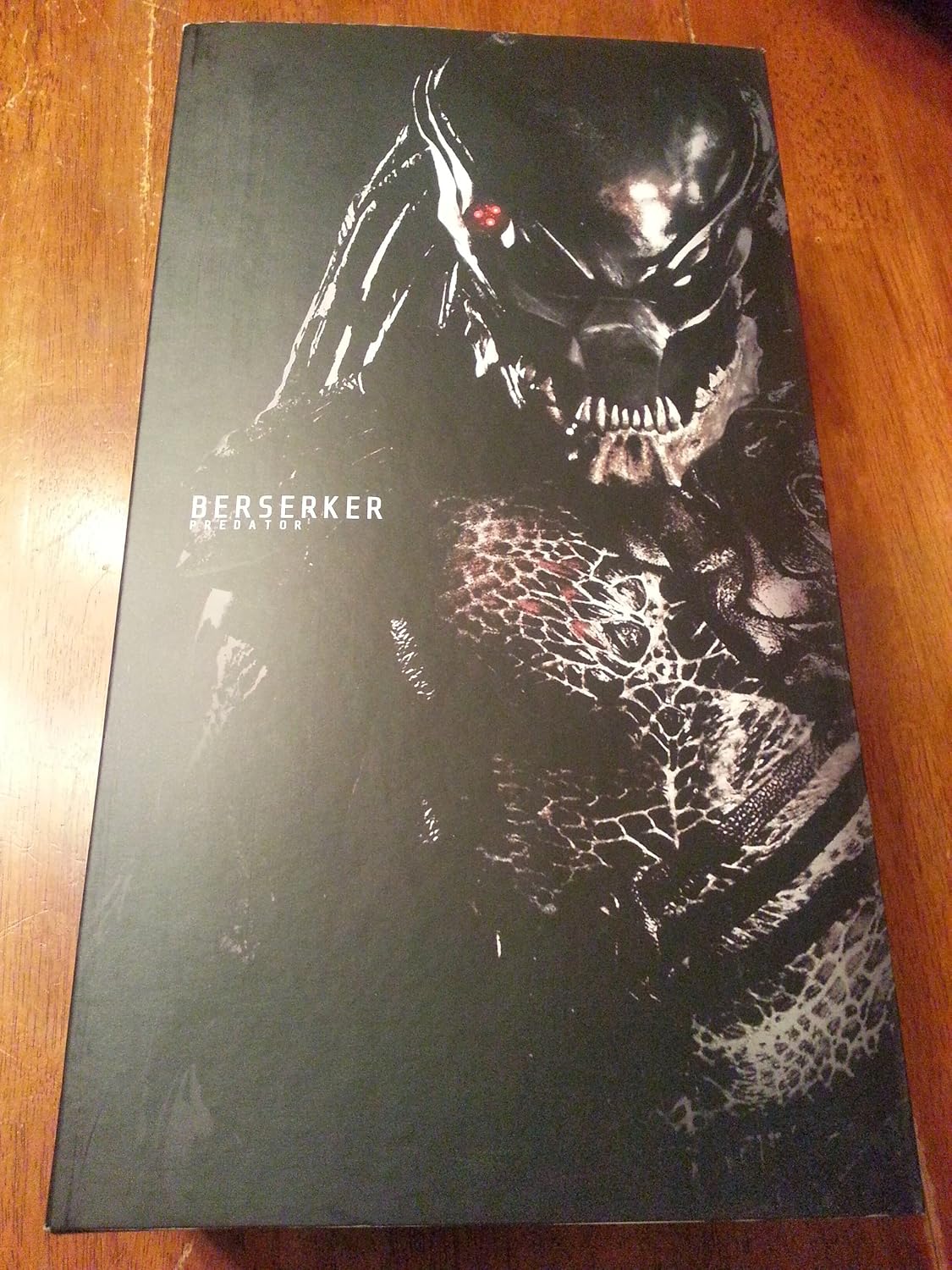 Hot Toys Predators Movie Masterpiece Berserker Predator Collectible Figure