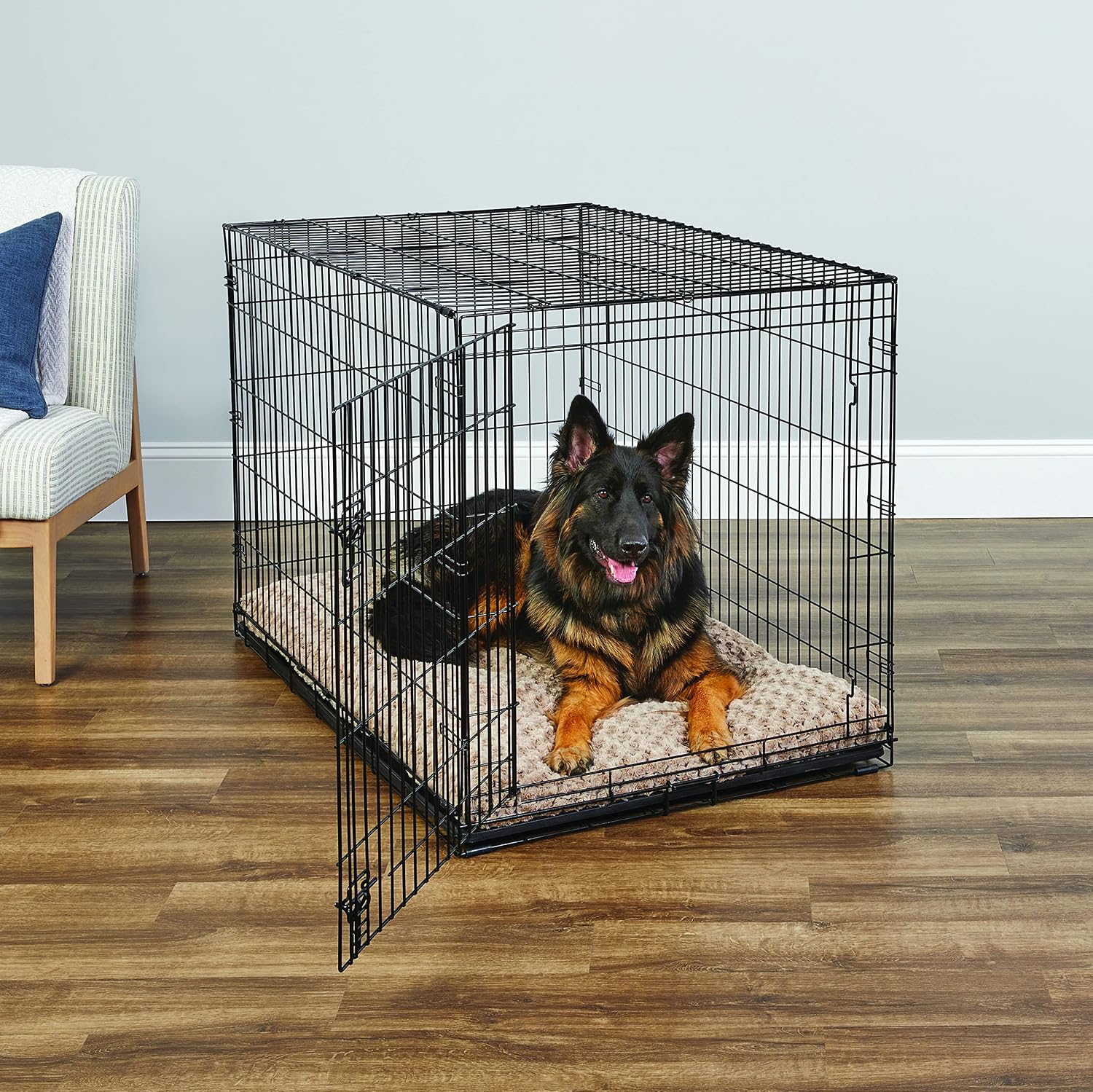 Midwest Homes for Pets 24-Inch New World Crate for Small Breeds, 12-20 lbs, Double Door Folding Dog Crate, Leak-Proof Tray & Secure Latches, Portable, Durable & Easy to Assemble