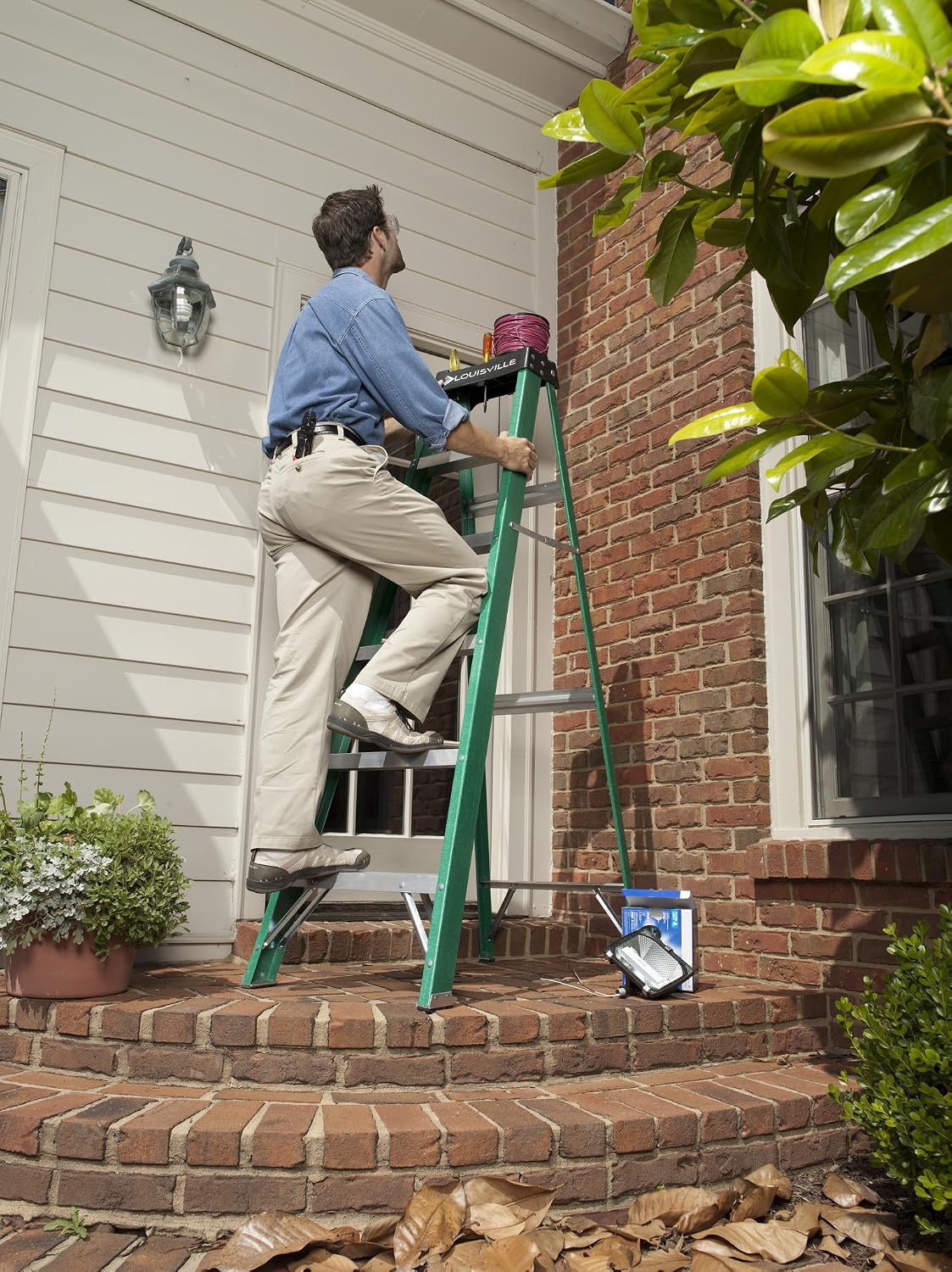 Louisville Ladder 4-Foot Fiberglass Step Ladder, 225-Pound Load Capacity, Type II, FS4004