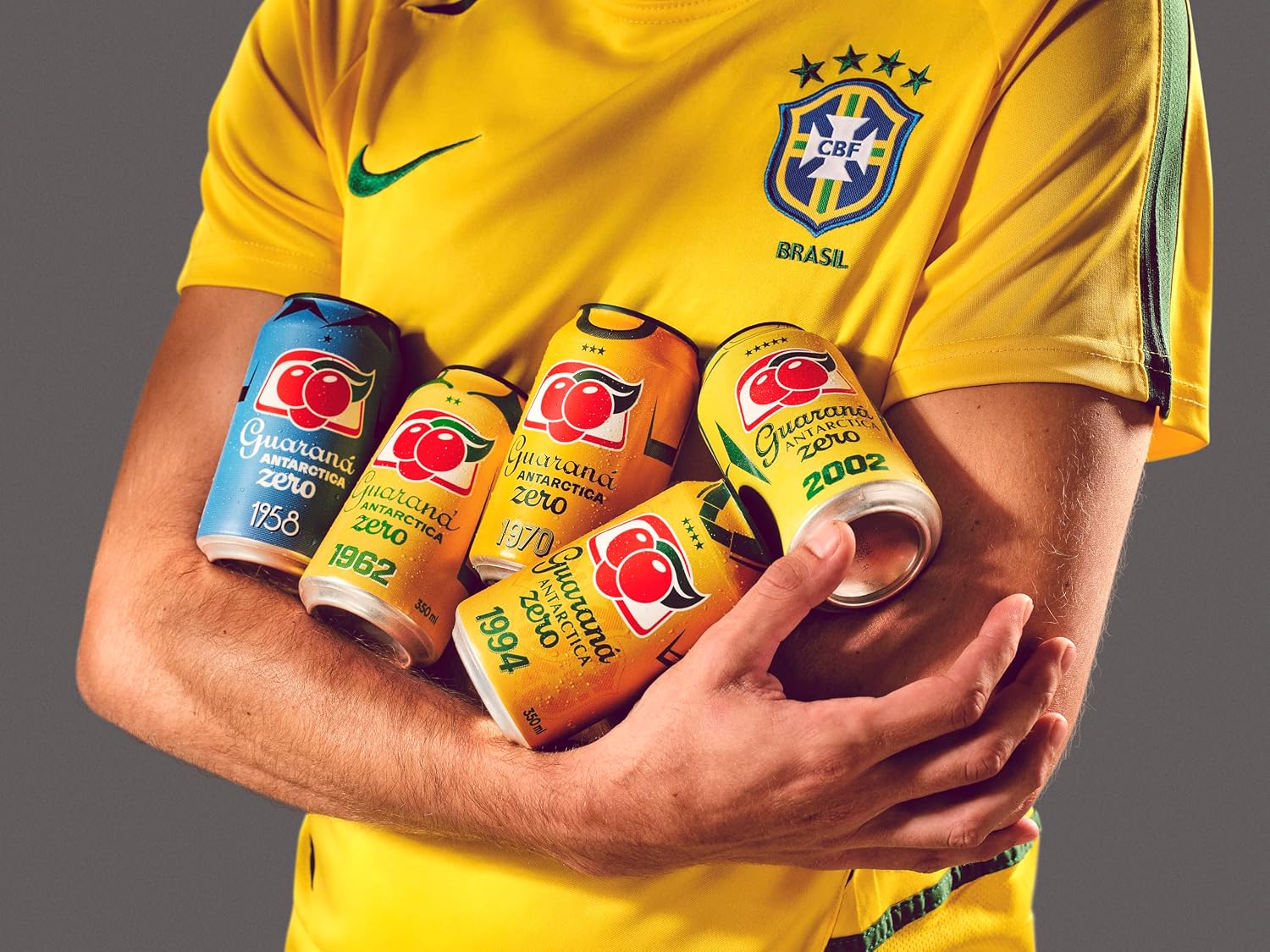 Guaraná Antarctica Zero, The Brazilian Original Guaraná Soda, Zero Sugar, 11.83 fl oz (Pack of 12) - Packaging May Vary