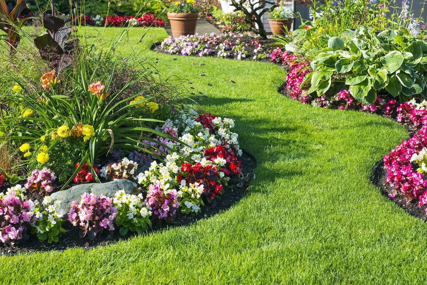 Master Mark Original Plastic Landscape Edging Roll with 5 Anchoring Stakes, Flexible 20-Foot Coil for Gardens, Flower Beds, and Lawn, Garden Border