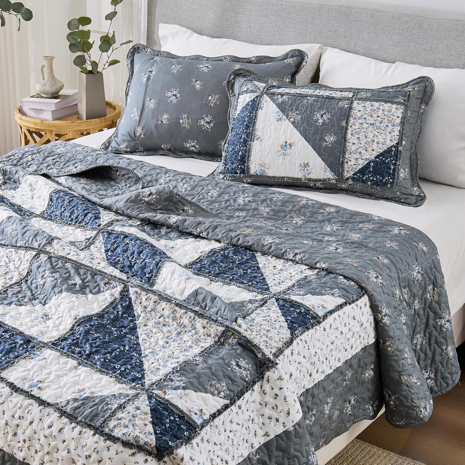 VIVILINEN Blue Floral Patchwork Quilt Set, Full Queen Size, 3 Piece Bedding Set with 2 Pillowcases