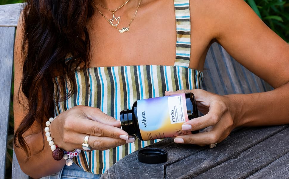 Kimberly Snyder holding detoxy bottle