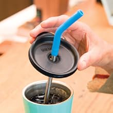 putting a straw lid on a tumbler