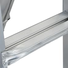 Deep step surface with slip-resistant tread