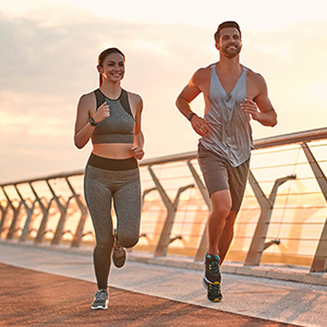 man and woman running mhp activite sport multi vitamin