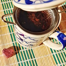 brewing pu-erh tea in the mug with cover