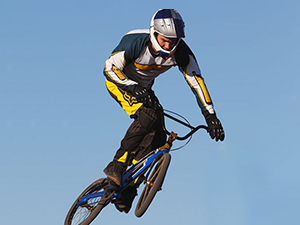 Man biking and playing music with Avantree Cyclone speaker.