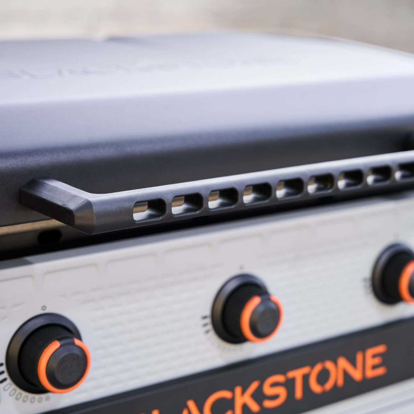 Plancha Omnivore Blackstone Bronco de 3 quemadores XL de 28" con gabinete y estantes laterales dobles