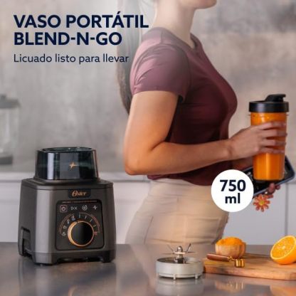 Oster Licuadora Profesional Titan de 2200 W con 4 Programas para Salsa, Sopa, Smoothie y Malteadas, 5 Velocidades, Vaso de Vidrio 2.5 L, Cuchilla de Acero Inoxidable, más Vaso Portátil, BLSTXT-XG