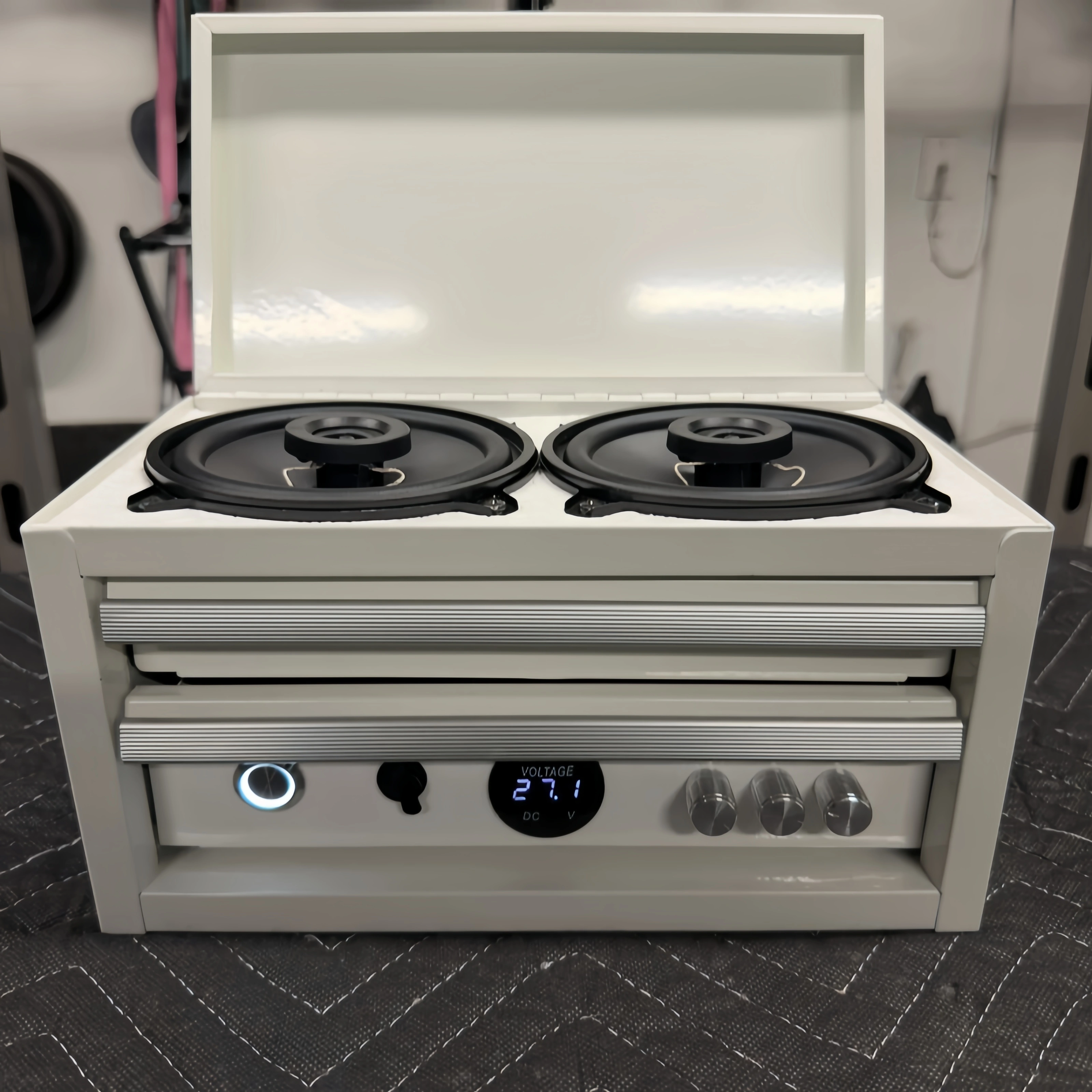 Hardcore DIY build! 24V mini-toolbox Bluetooth speaker—powerful sound with a built-in charger🧰🎵