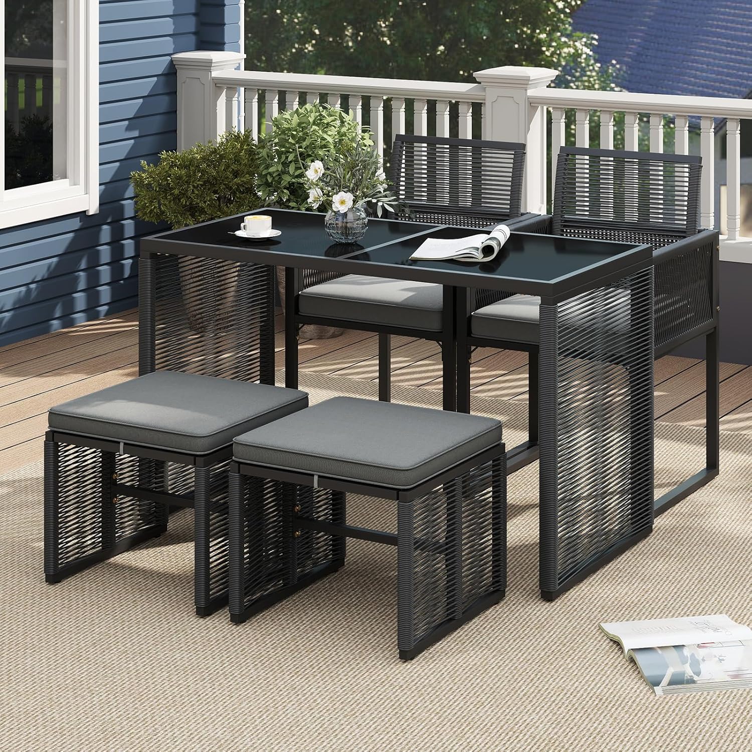 Juego de comedor para patio de 5 piezas de mimbre de polietileno, juego de conversación para exteriores con cojines, silla de ratán para patio que ahorra espacio y asiento de cuero templado.