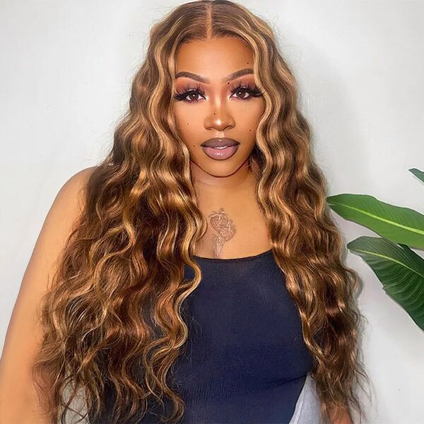 Close-up of an Ishow PPB? Invisible Knots HD Lace Wig highlighting invisible knots and natural hairline. Highlighted P4/27 color, loose deep wave texture.