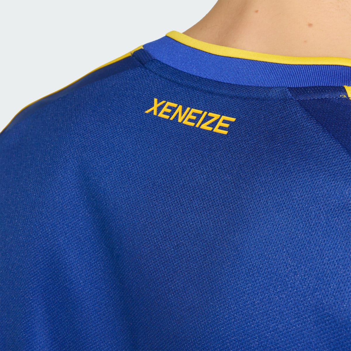 Camiseta deportiva para hombre color azul y dorado - vista 8