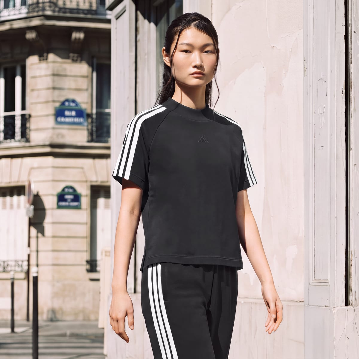 Camiseta deportiva para mujer color negro y blanco - vista 4