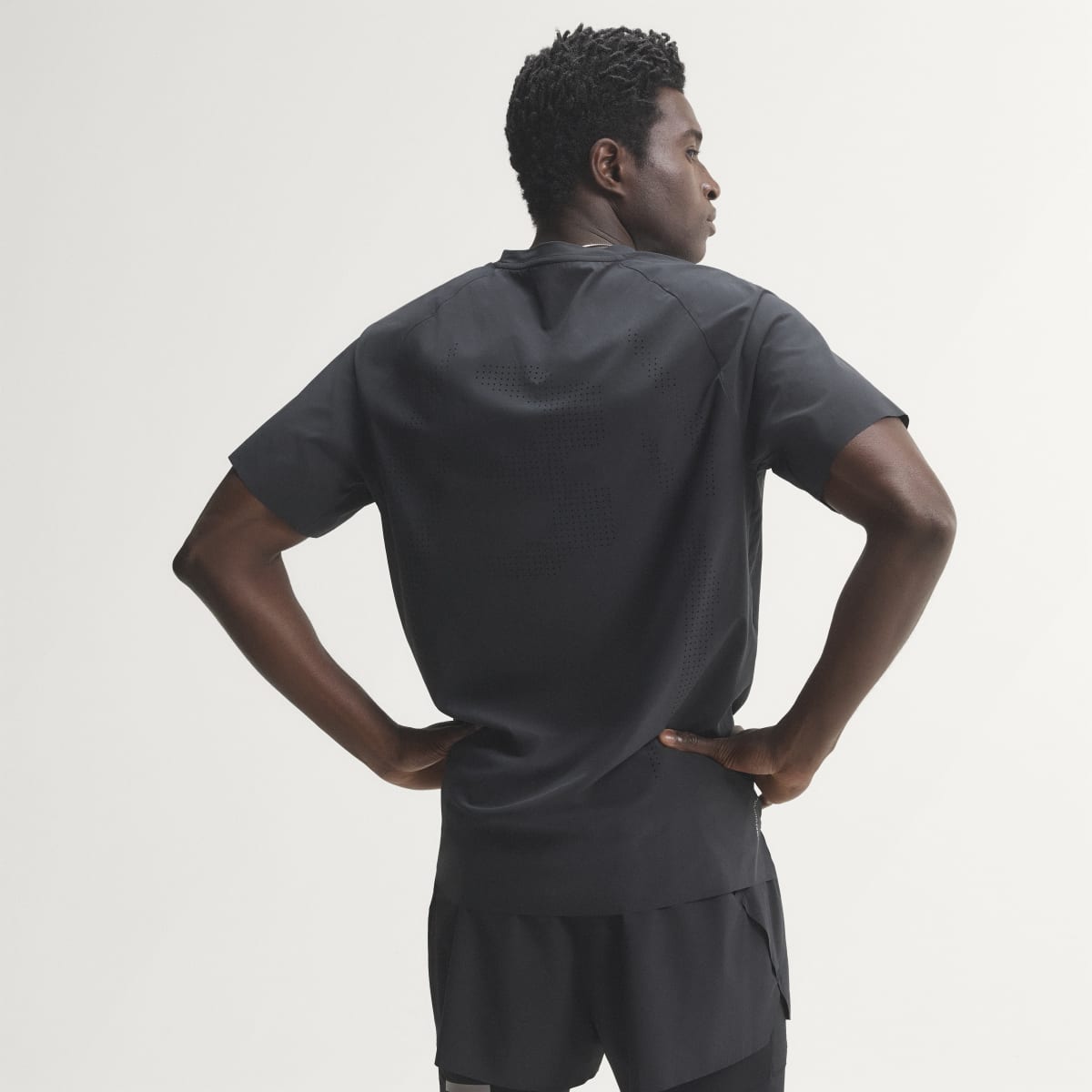 Camiseta deportiva para hombre color negro - vista 2