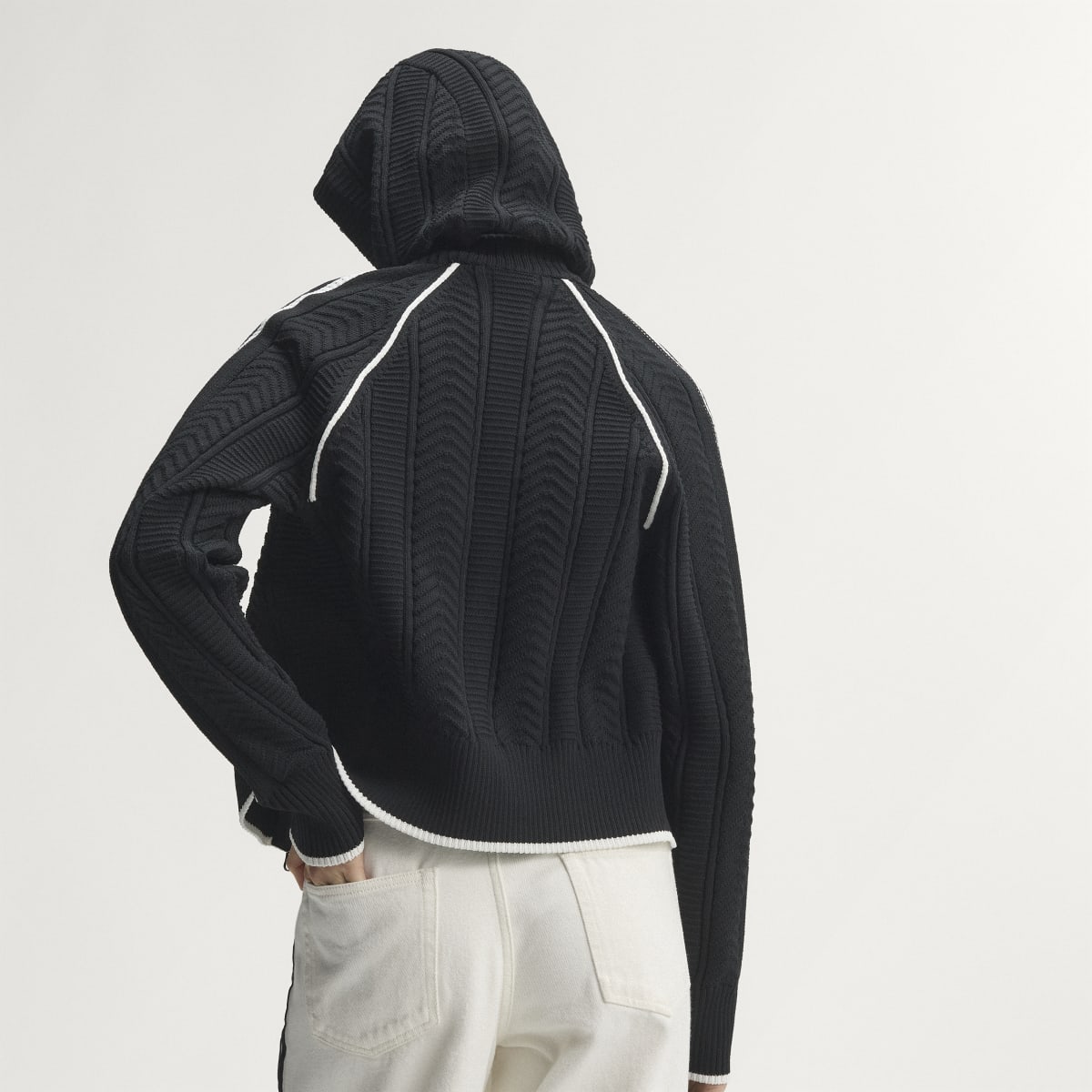 Chaqueta deportiva para mujer color negro y blanco - vista 2