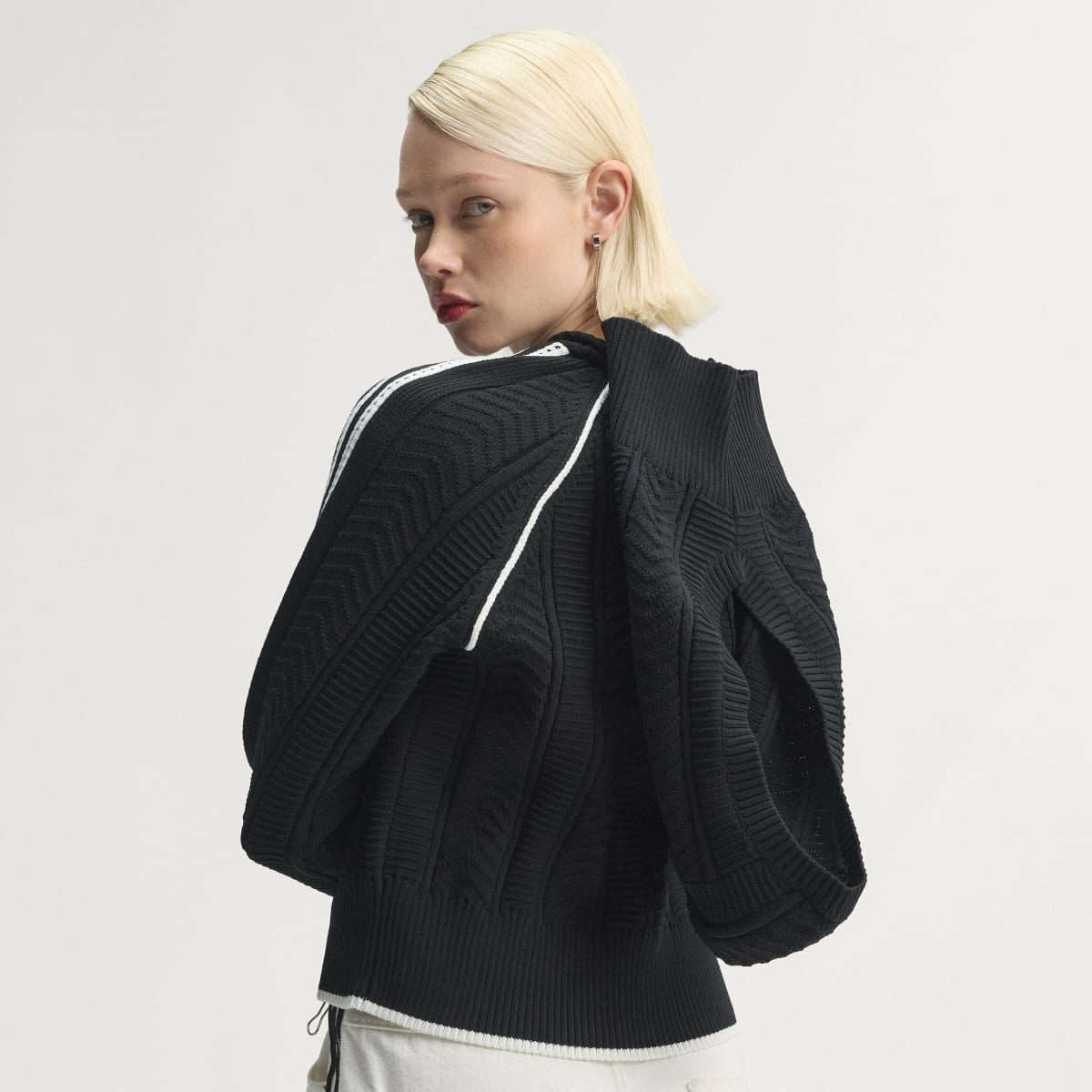 Chaqueta deportiva para mujer color negro y blanco - vista 3