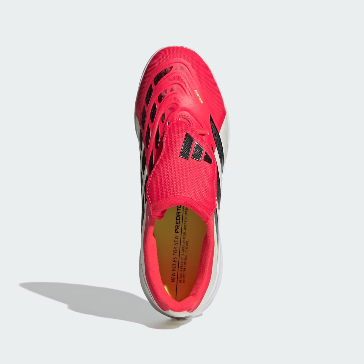 Guayos de fútbol para niños color rojo y negro - vista 3