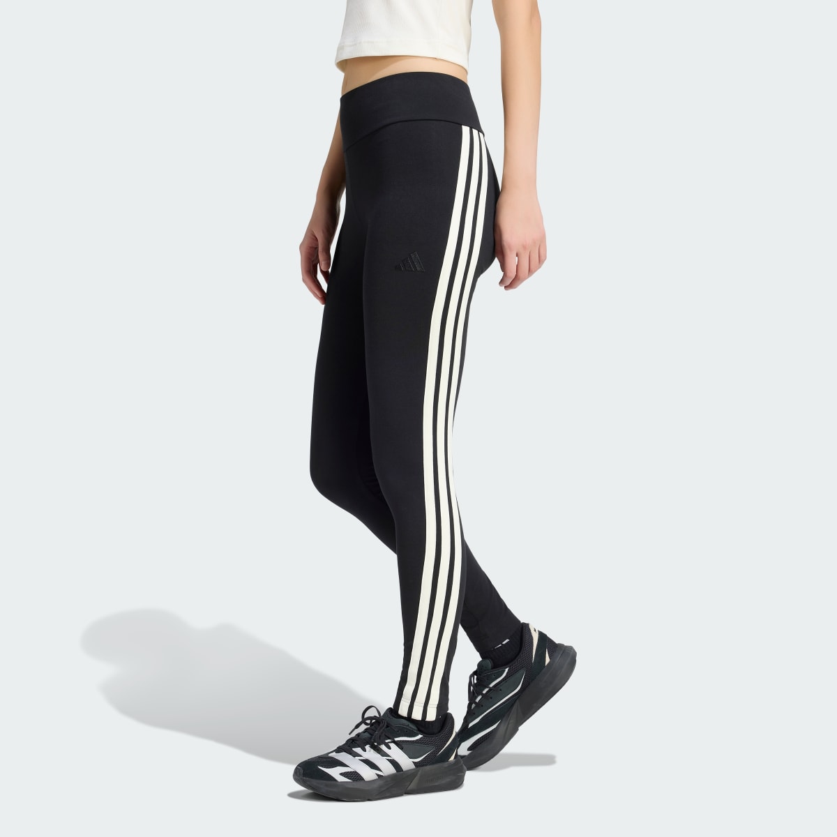 Prenda deportiva para mujer color negro y blanco - vista 1