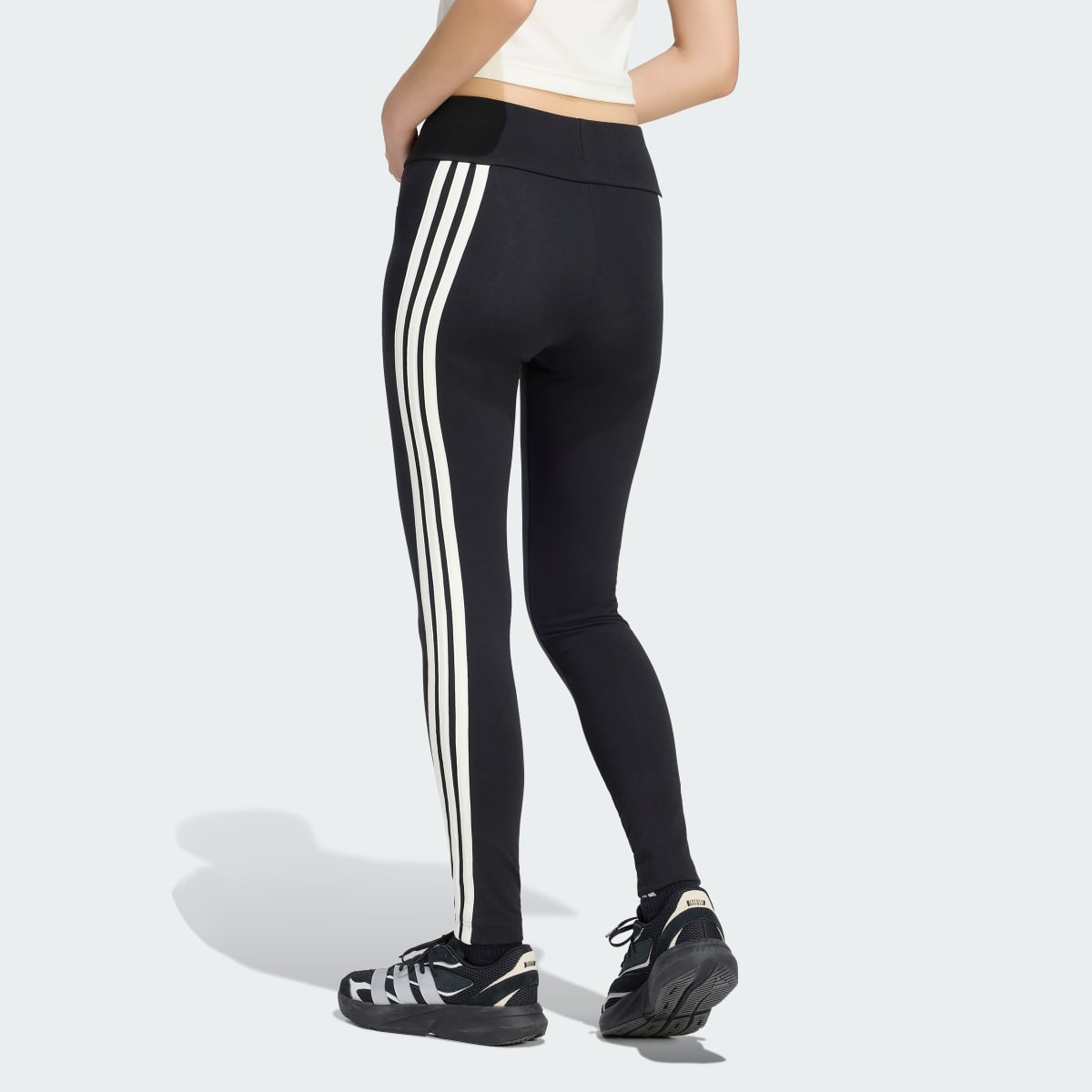 Prenda deportiva para mujer color negro y blanco - vista 3