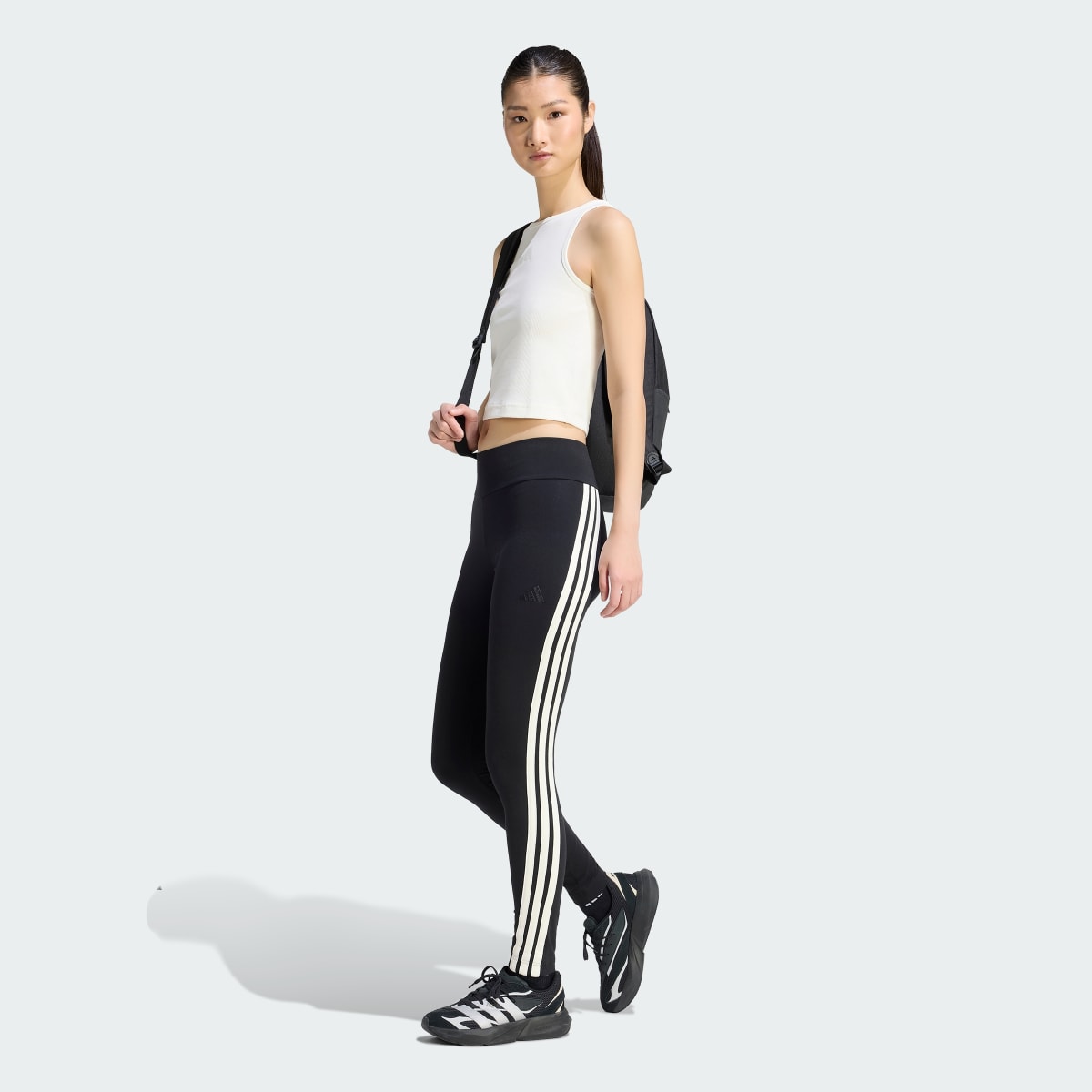 Prenda deportiva para mujer color negro y blanco - vista 4