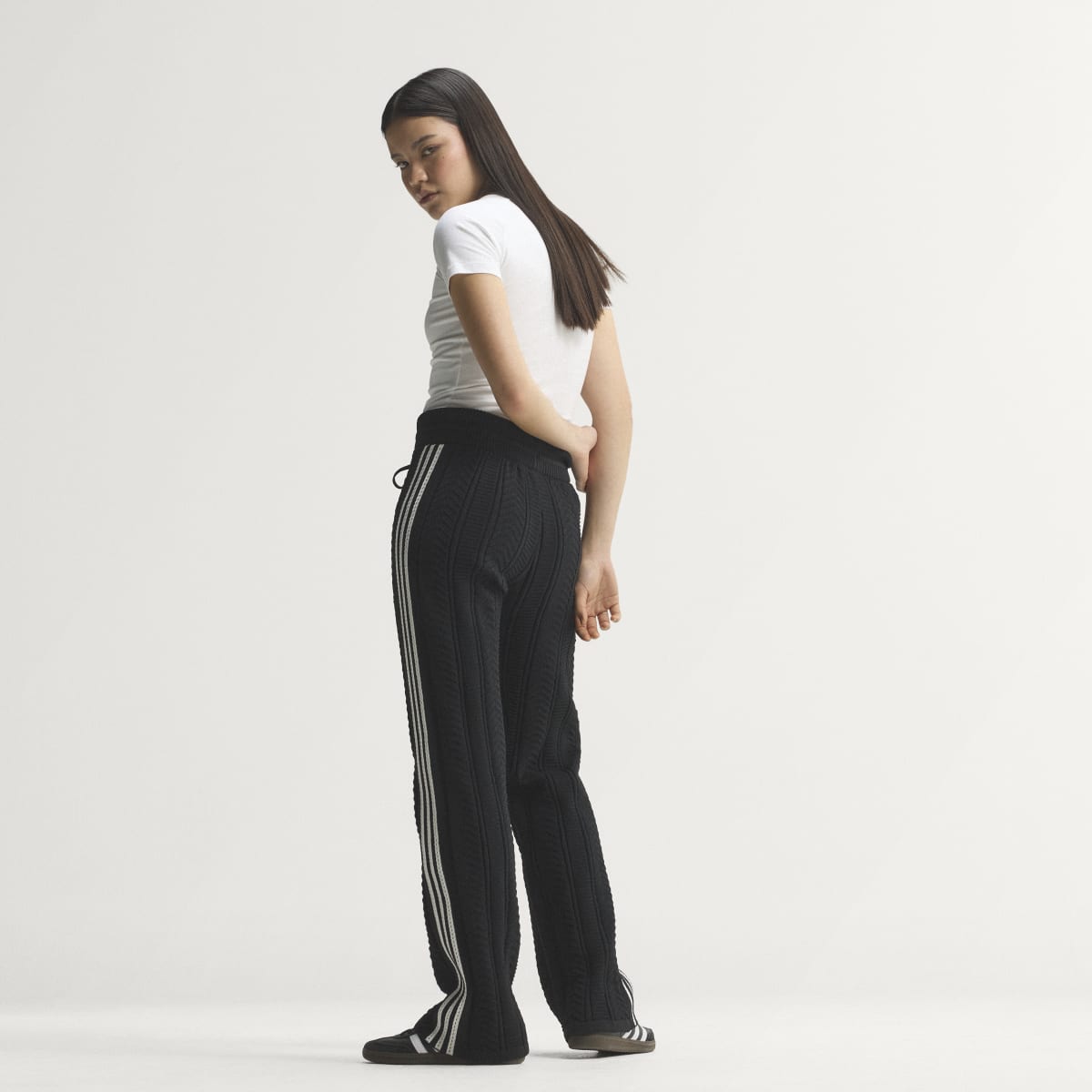Pantalón deportivo para mujer color negro y blanco - vista 2
