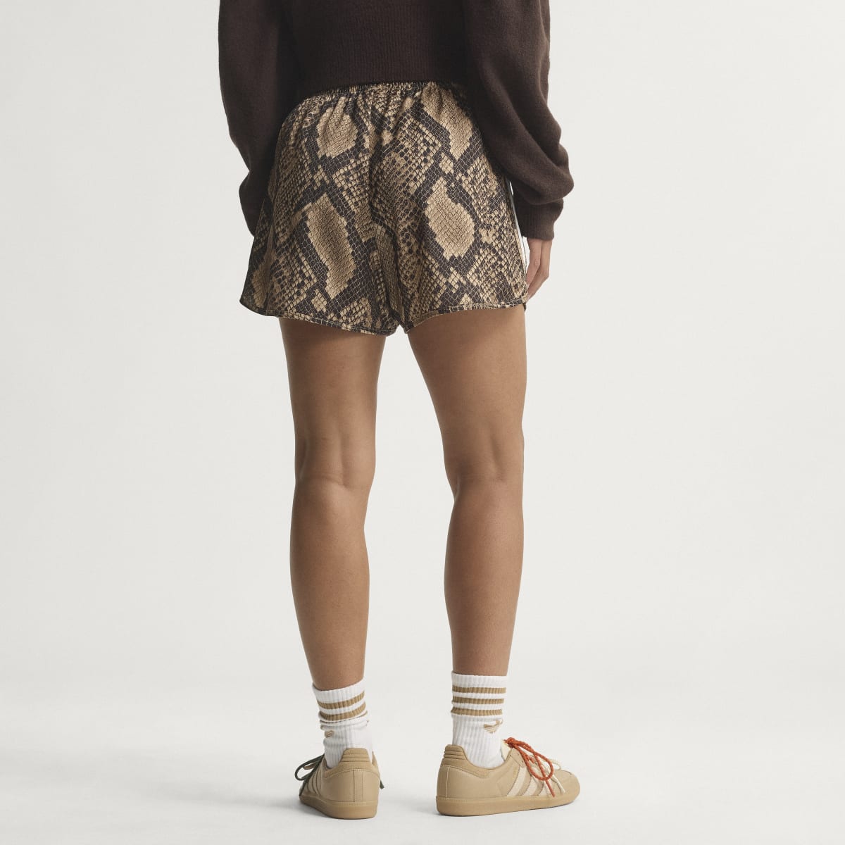 Short deportivo para mujer color beige - vista 2