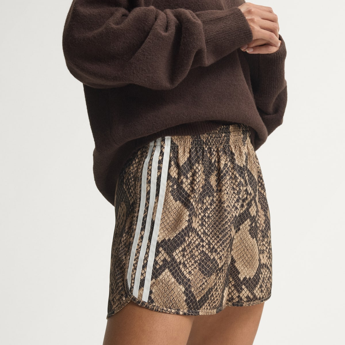 Short deportivo para mujer color beige - vista 6