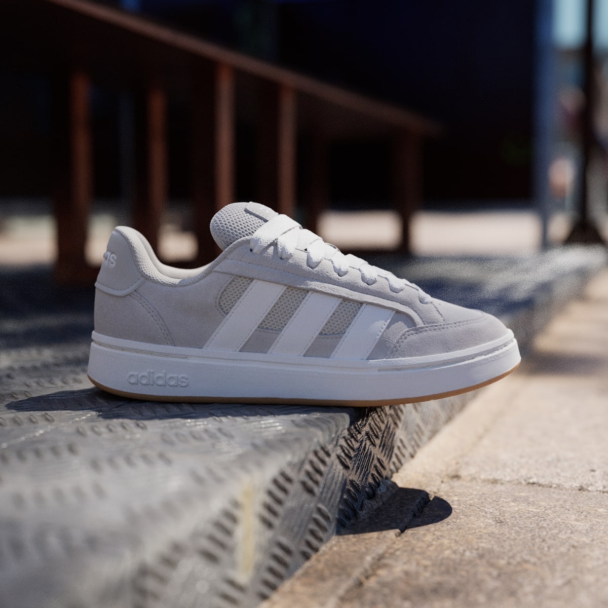 Tenis casuales para hombre color beige y blanco - vista 2