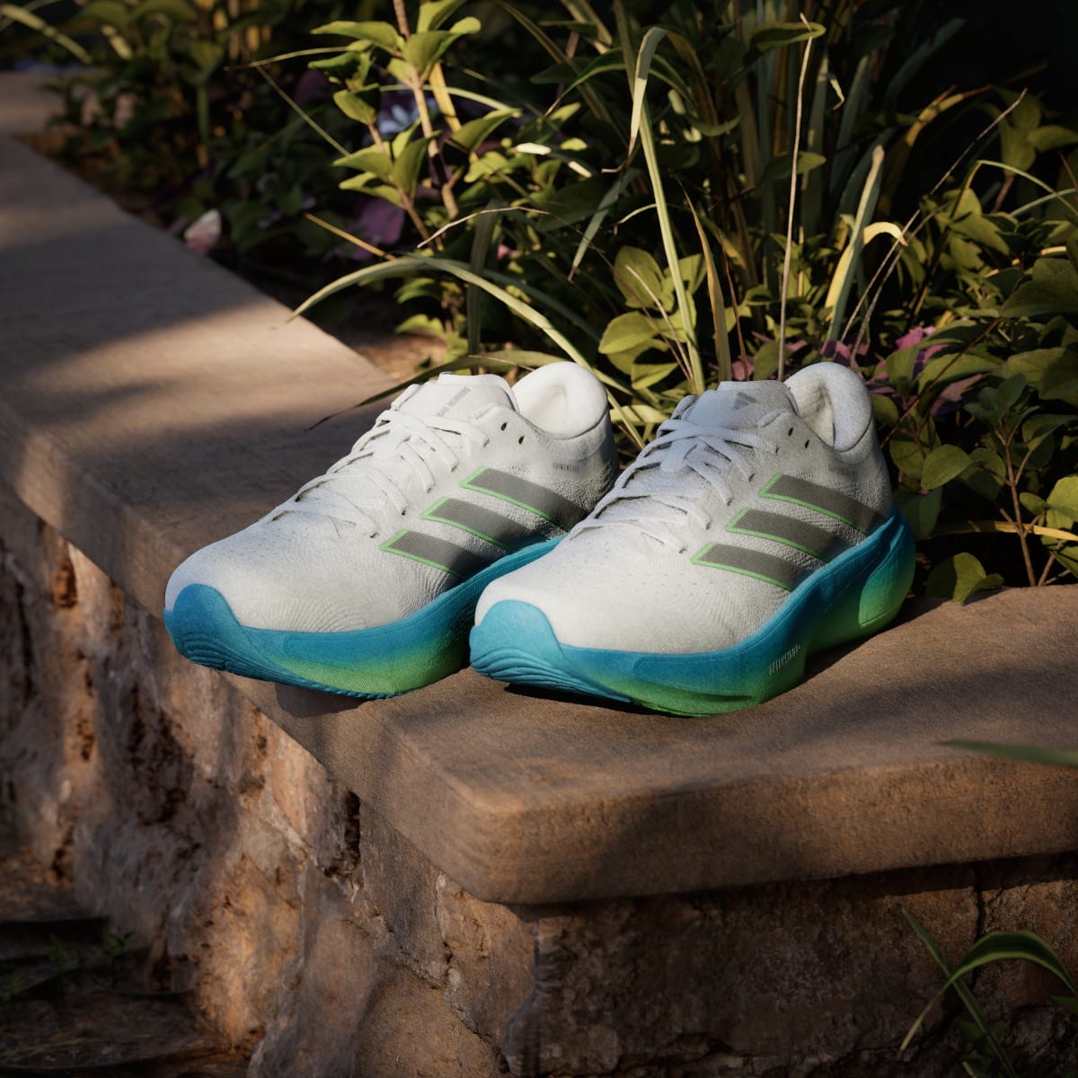 Tenis de running para hombre color blanco y plateado - vista 4