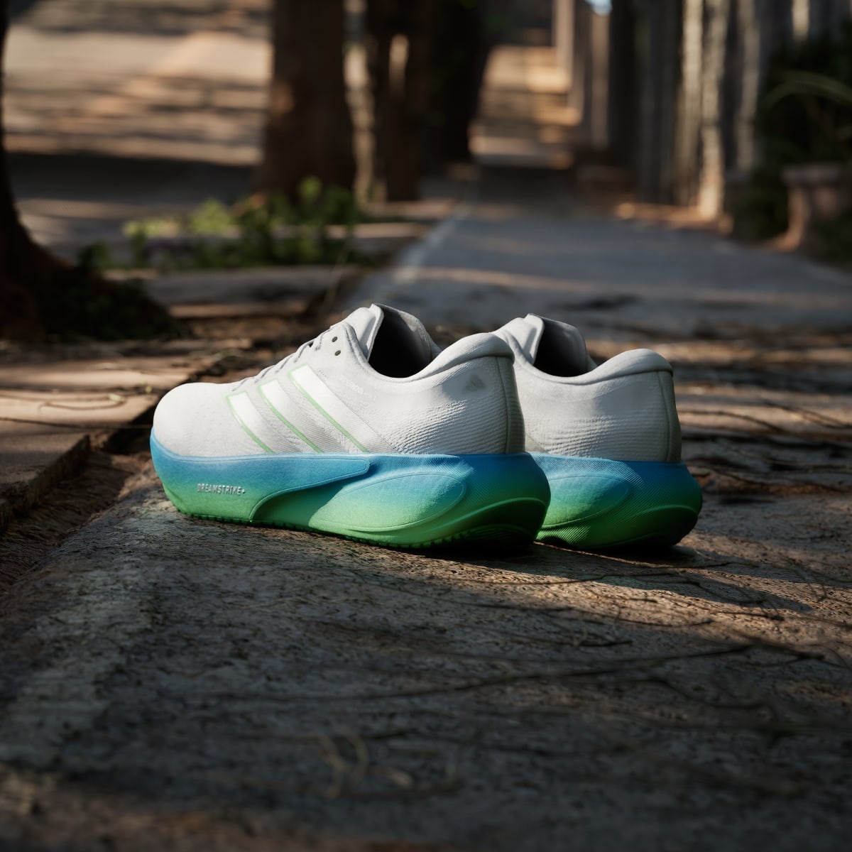 Tenis de running para hombre color blanco y plateado - vista 5