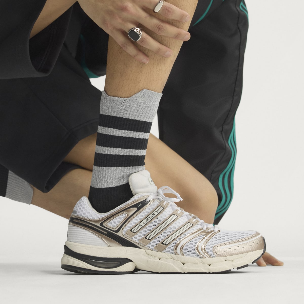 Tenis casuales unisex color blanco y gris - vista 2