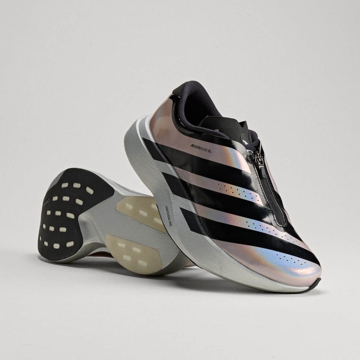 Tenis casuales para mujer color plateado y negro - vista 1