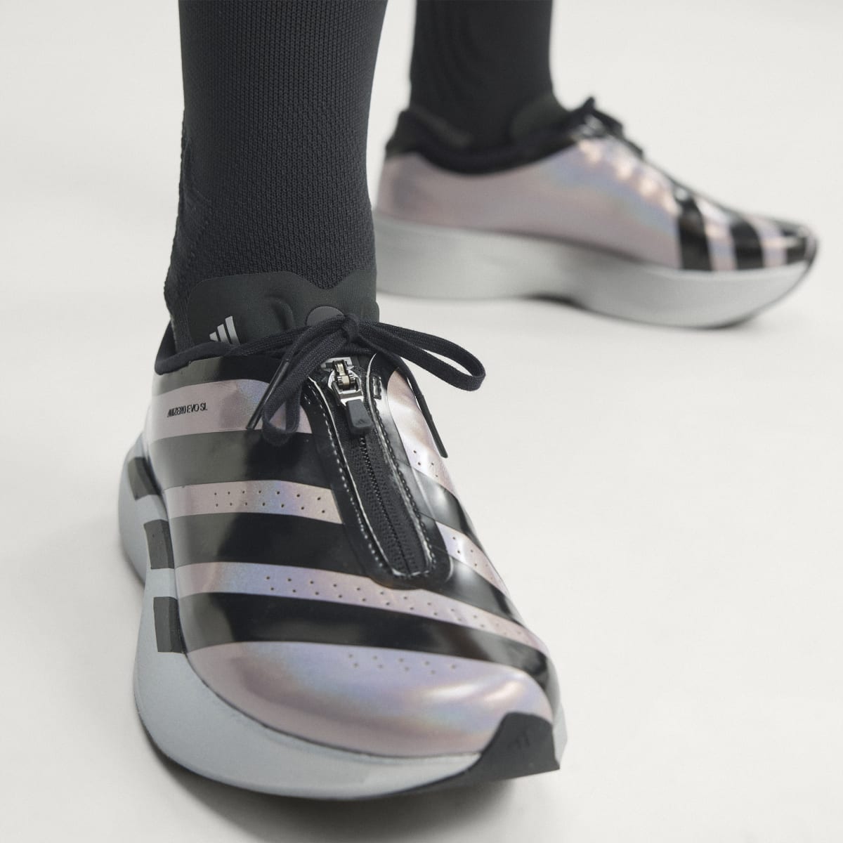 Tenis casuales para mujer color plateado y negro - vista 2