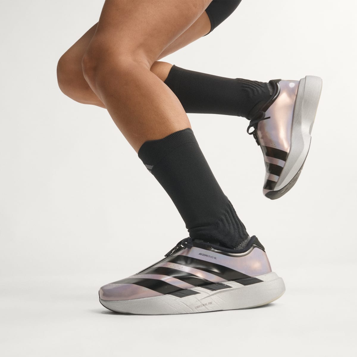 Tenis casuales para mujer color plateado y negro - vista 8