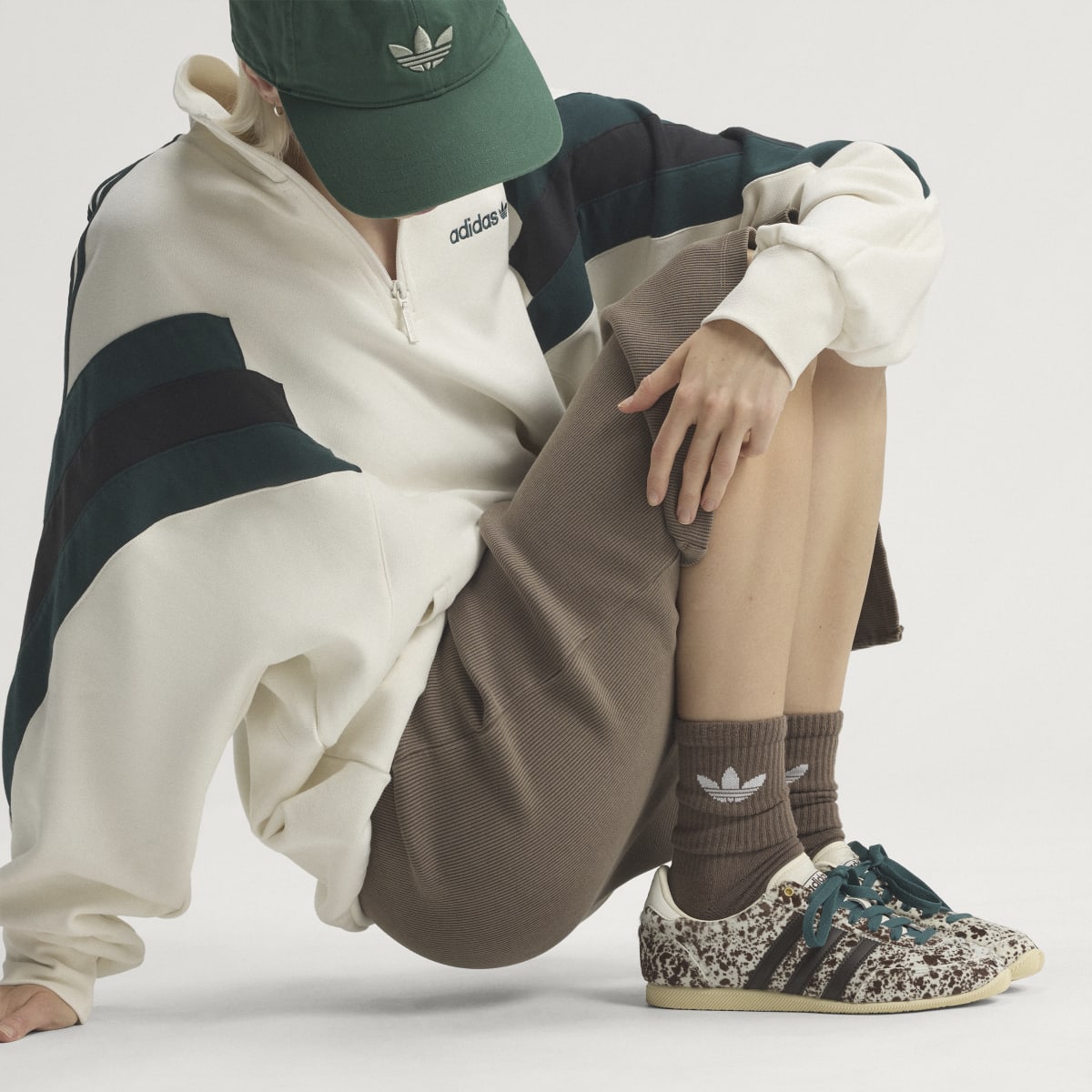 Tenis casuales para mujer color blanco y café - vista 2