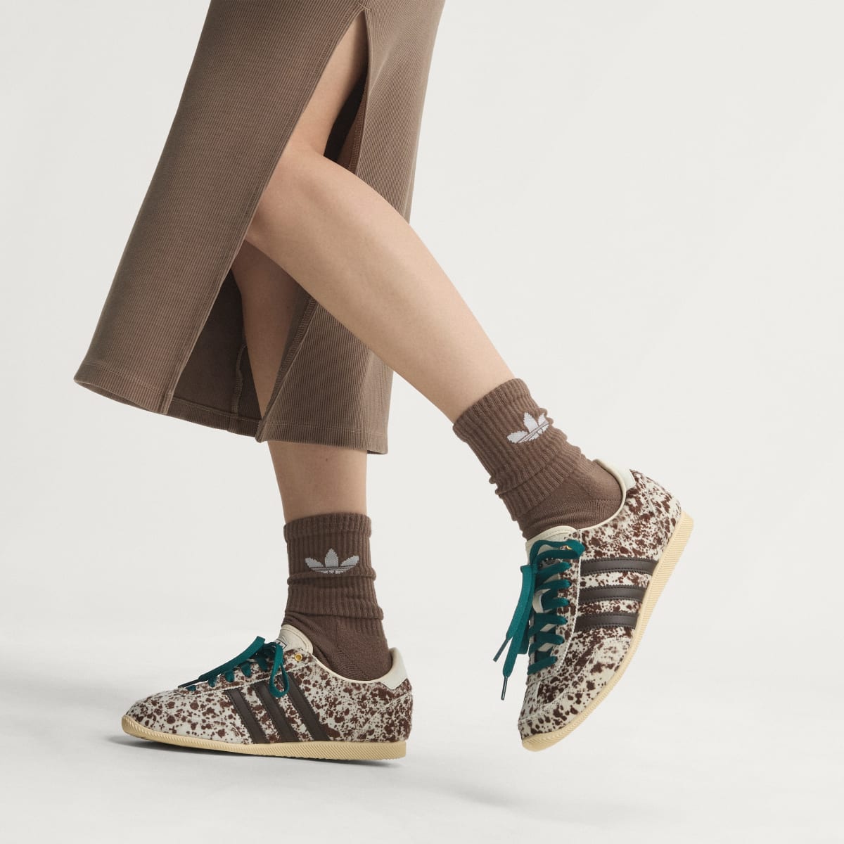 Tenis casuales para mujer color blanco y café - vista 7