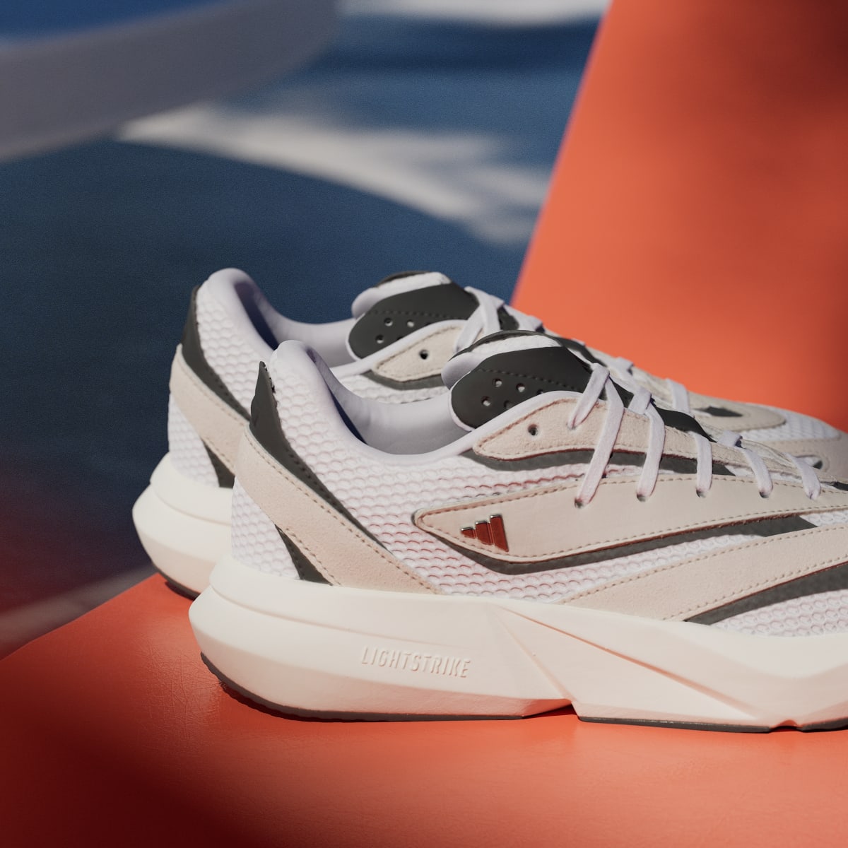 Tenis casuales para mujer color plateado y negro - vista 8