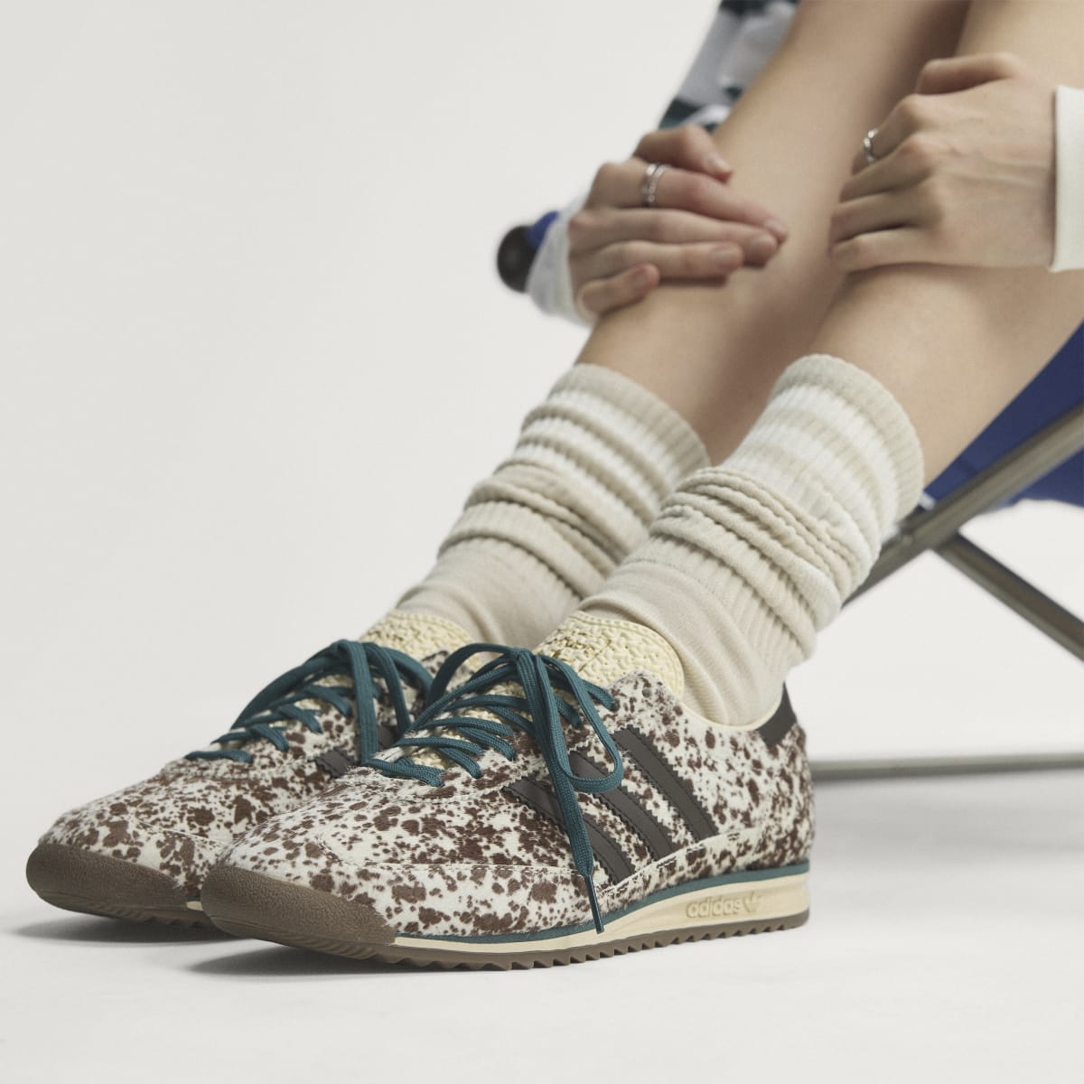 Tenis casuales para mujer color blanco y café - vista 2