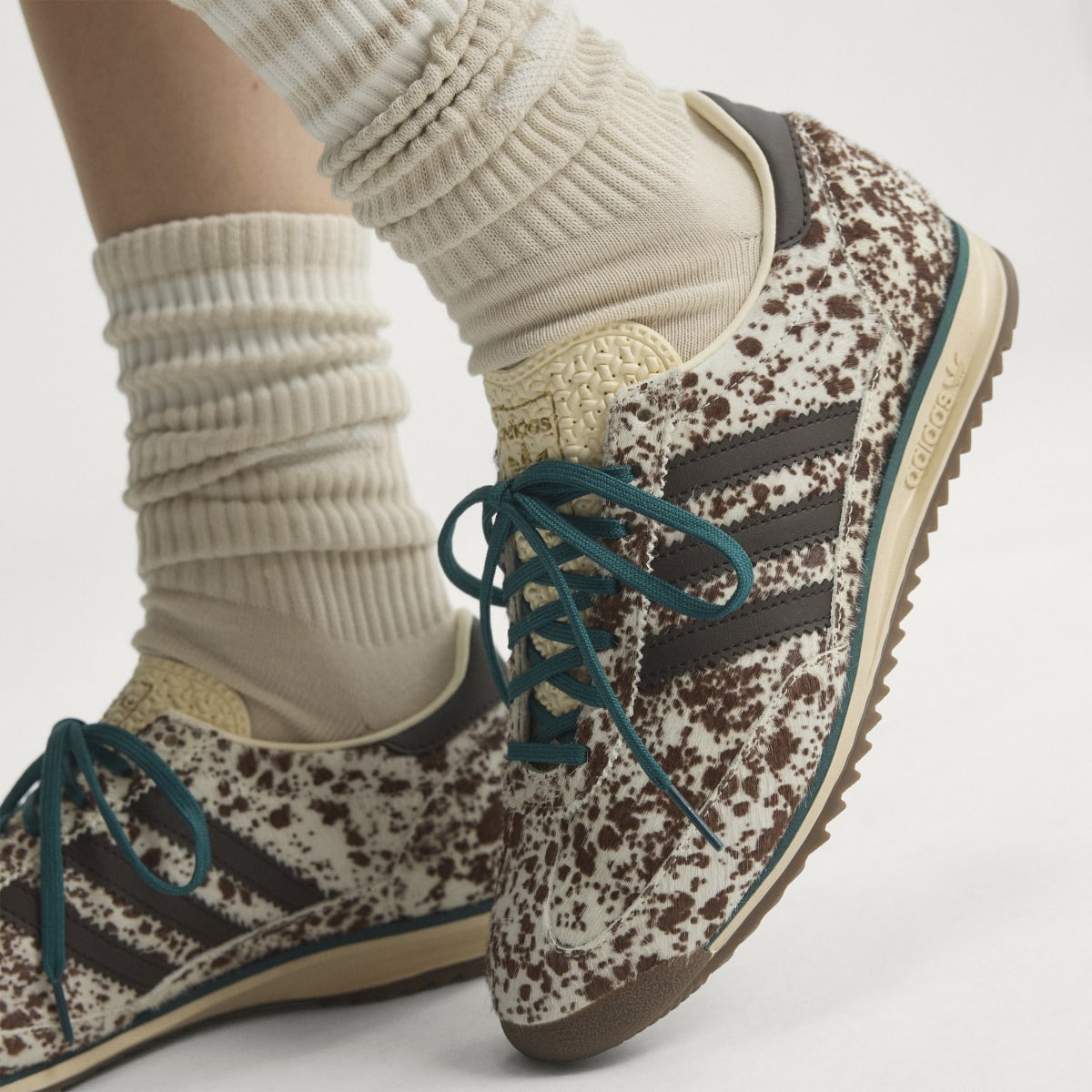 Tenis casuales para mujer color blanco y café - vista 7