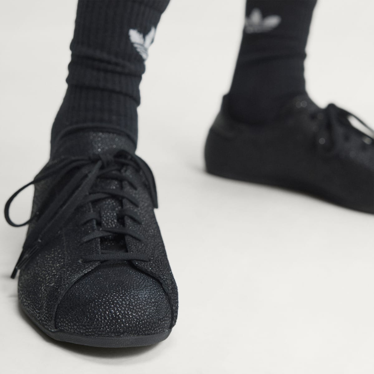 Tenis casuales para mujer color negro y gris - vista 5