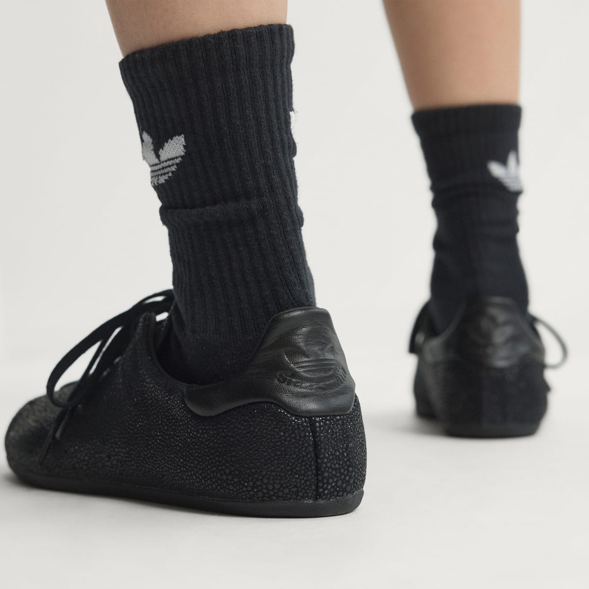 Tenis casuales para mujer color negro y gris - vista 8