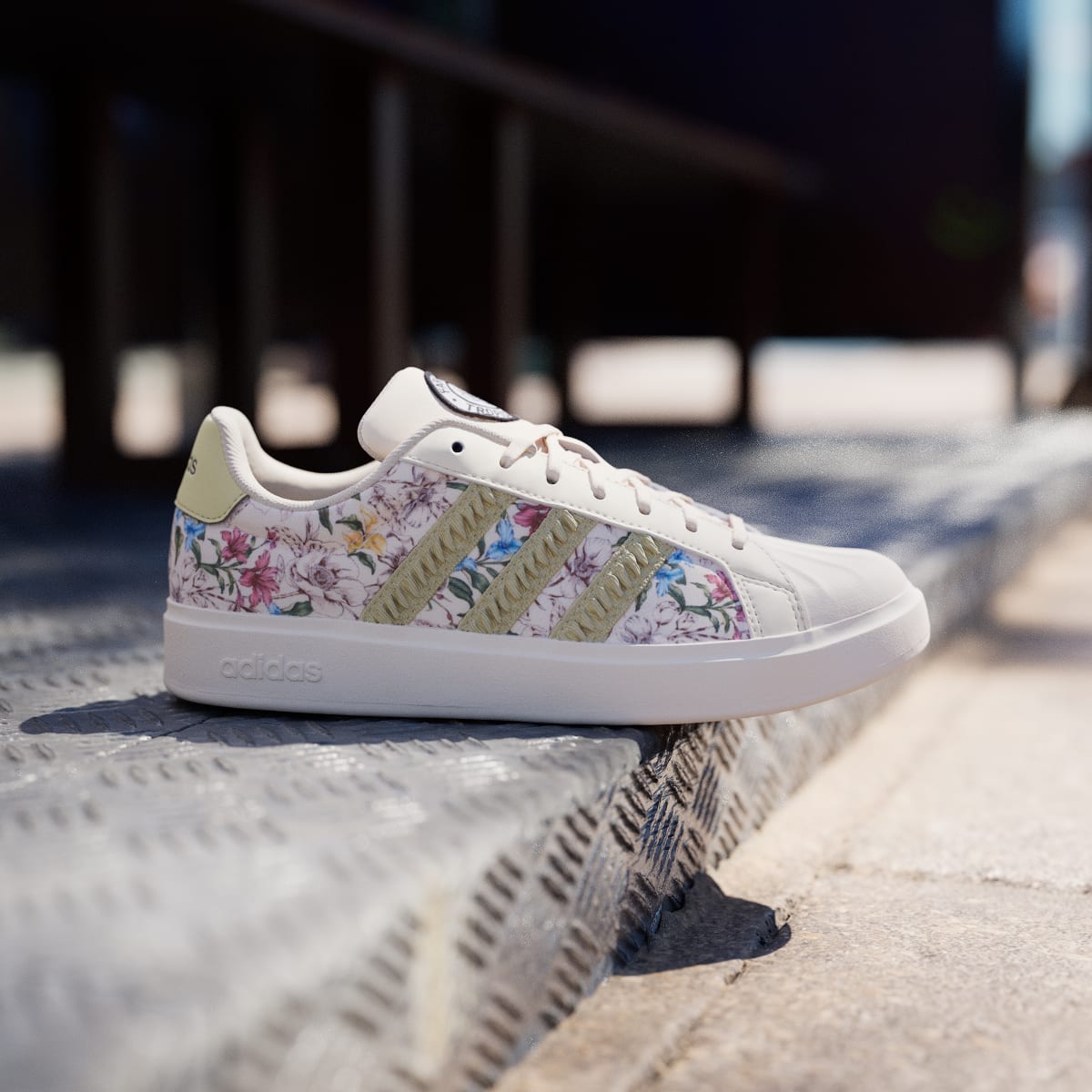 Tenis casuales para mujer color dorado - vista 2