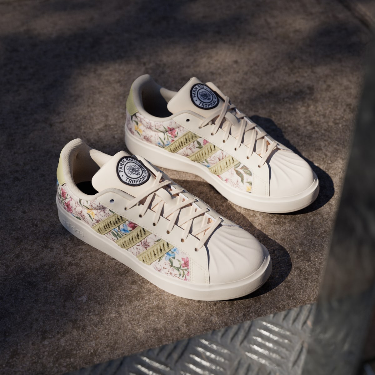 Tenis casuales para mujer color dorado - vista 4