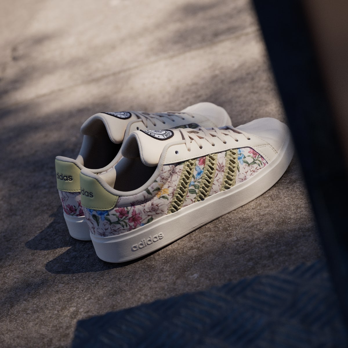 Tenis casuales para mujer color dorado - vista 5