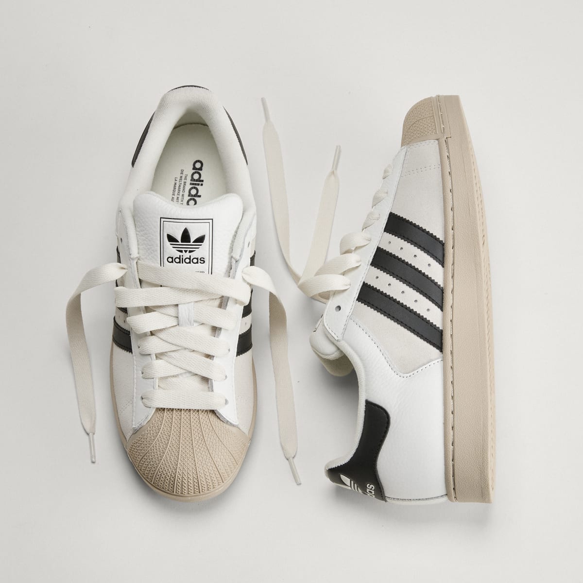 Tenis casuales unisex color blanco y negro - vista 4